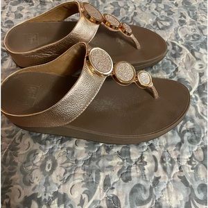 Fitflop Size 7 Halo Thong Sandal Rose gold…so comfortable & stylish
